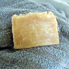 Xampu em Barra Natural e Vegano - Manteiga de Karité - Hidratante - Todos os Tipos de Cabelos - Born Saboaria